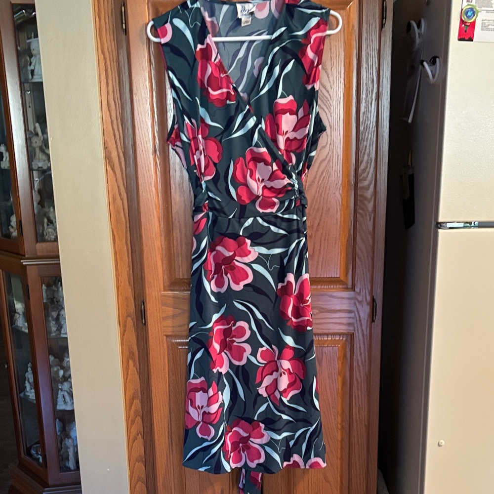 Chic Floral Midi Dress - Black and Red